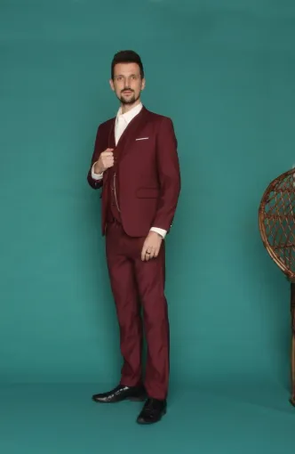 Découvrez le costume de mariée pour homme bordeaux en trois pièces à Albi, Albi, Robe de Cœur