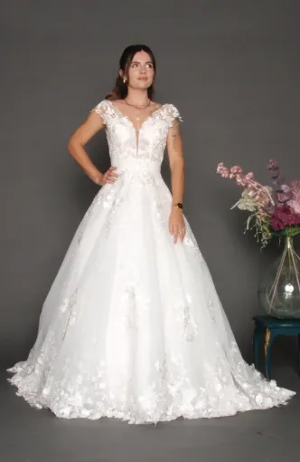 Robes de mariée tendance : l’élégance moderne signée Robe de Cœur à Albi 💍, Albi, Robe de Cœur
