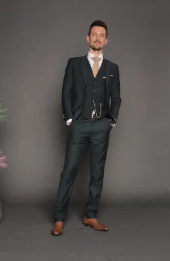 Costumes vert sapin : une élégance affirmée pour les mariés à Albi, Albi, Robe de Cœur