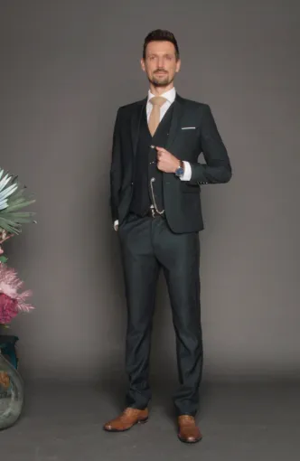 Costumes vert sapin : l’élégance moderne pour les mariés de Rodez, Albi, Robe de Cœur