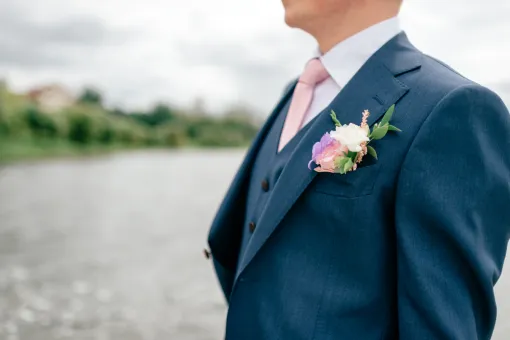 Costumes bleu pétrole pour futurs mariés d'Albi : profondeur et modernité, Albi, Robe de Cœur