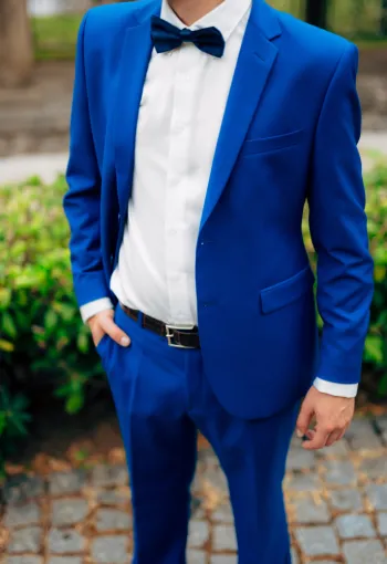 Costumes bleu roi pour futurs mariés de Millau : élégance affirmée, Albi, Robe de Cœur