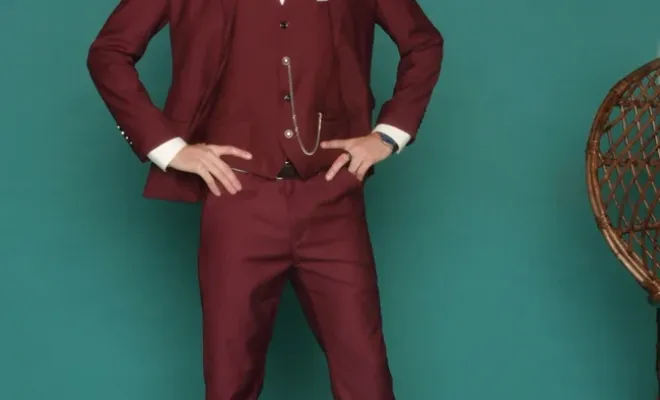 Découvrez le costume de mariée pour homme bordeaux en trois pièces à Albi, Albi, Robe de Cœur