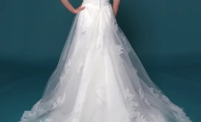 Robes de mariée en dentelle : la beauté intemporelle signée Robe de Cœur à Albi 🤍, Albi, Robe de Cœur